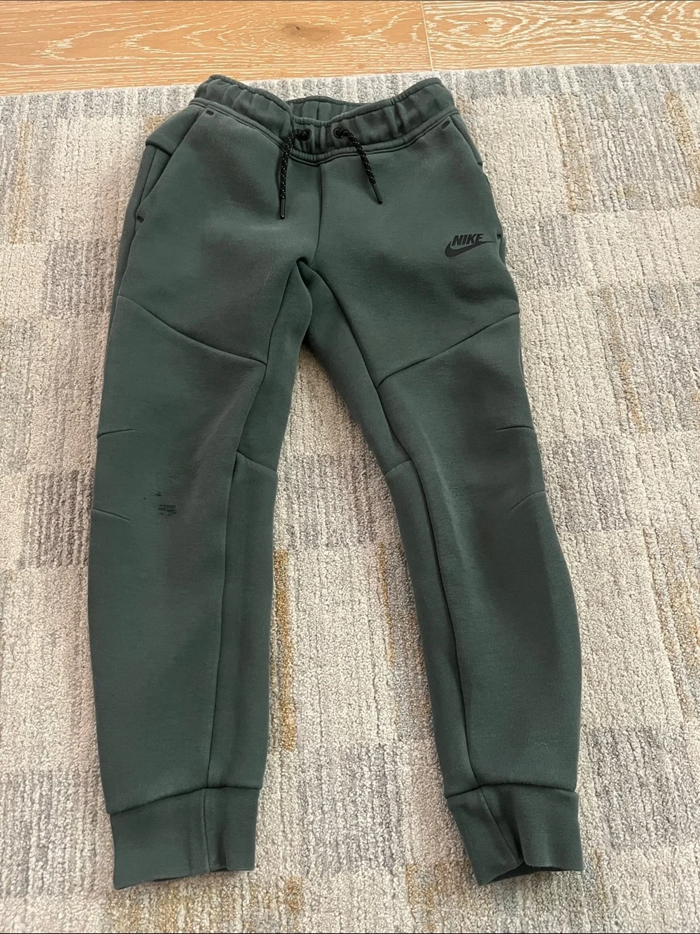 Nike tech fleece jogger pants kids Small s boys 7/8 green black shirt preowned
